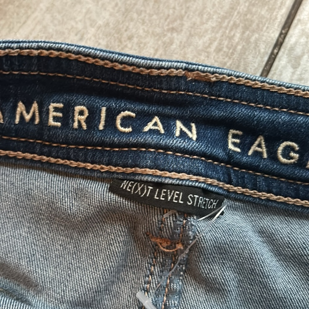 [American Eagle Outfitters] “Next Level Stretch” Jean Shorts - Size 6 - Picture 2 of 4